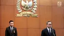 Ketua MPR Zulkifli Hasan (kanan) membacakan sumpah jabatan saat melantik anggota MPR Pengganti Antar Waktu (PAW) di Kompleks Parlemen, Jakarta, Kamis (14/3). Zulkifli mengajak anggota MPR PAW aktif memperkokoh ideologi bangsa. (Liputan6.com/JohanTallo)