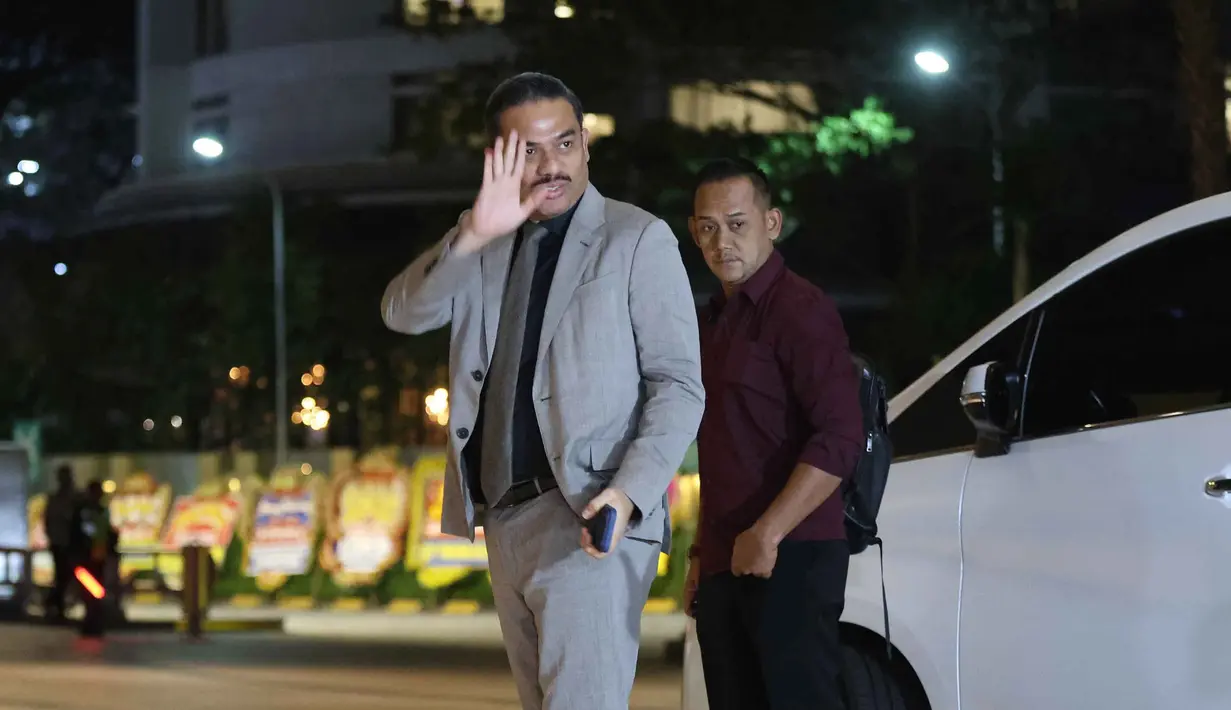 Menteri Usaha Mikro, Kecil, dan Menengah (UMKM) Republik Indonesia, Maman Abdurrahman (kiri) saat tiba di lobby Hotel Raffles, Jakarta, untuk menghadiri resepsi pernikahan anak kedua musisi sekaligus kader Partai Gerindra Ahmad Dhani, El Rumi dan Syifa Hadju, Minggu 26 April 2026 malam. (Kapanlagi.com/Budy Santoso)