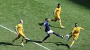 Gelandang Prancis, Paul Pogba, berusaha melewati pemain Australia pada laga Piala Dunia di Kazan Arena, Sabtu (16/6/2018). Prancis menang 2-1 atas Australia. (AP/Hassan Ammar)