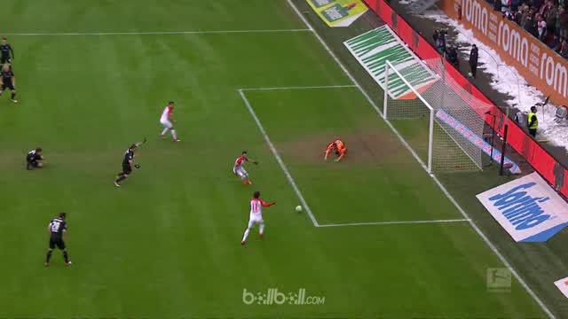 Penyerang veteran Mario Gomez menjadi pahlawan kemenangan Stuttgart di kandang Augsburg dalam lanjutan Bundesliga, Minggu (18/2). ...