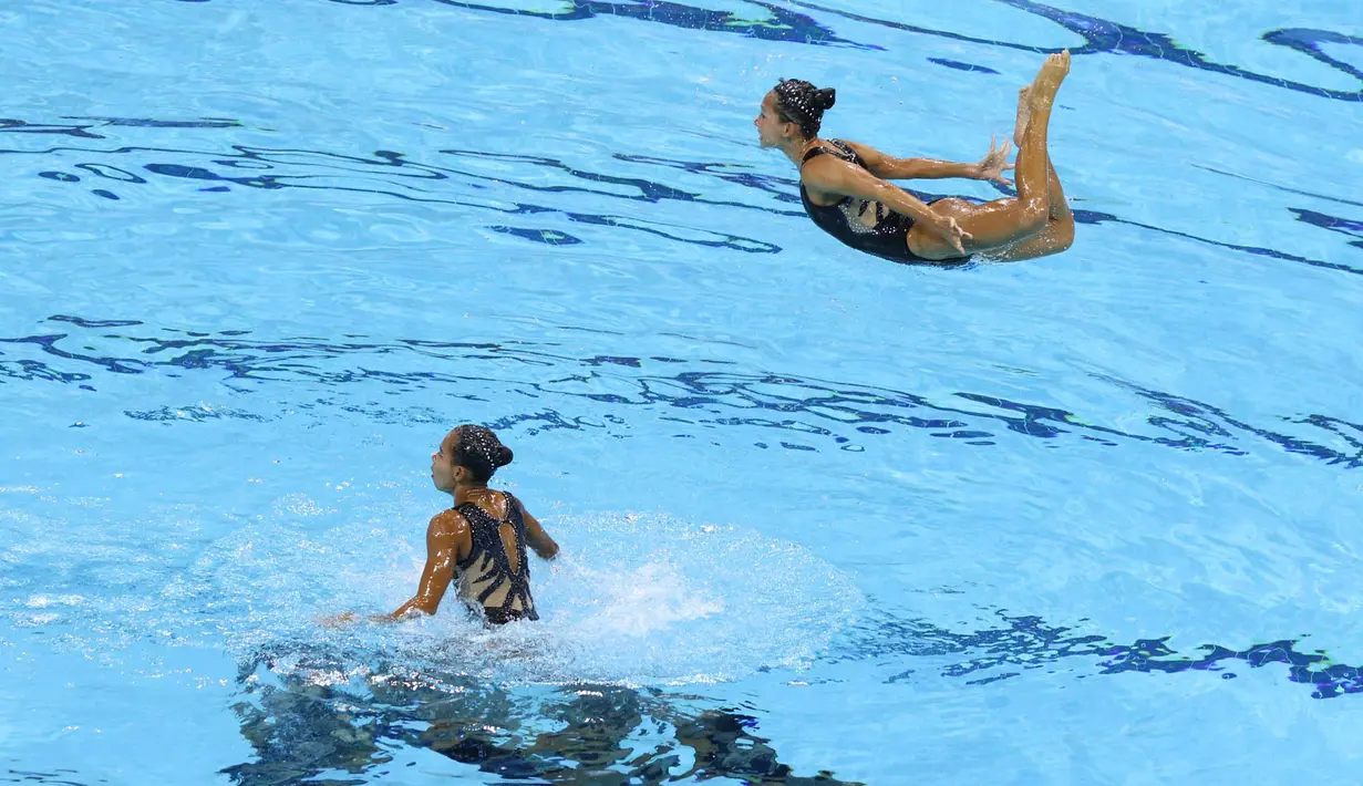 Tim renang indah Indonesia beraksi di nomor Team Technical & Free Routine SEA Games 2015. (Bola.com/Arief Bagus)