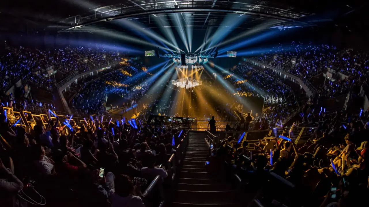 Para penonton memenuhi stadion dalam salah satu ajang ONE Championship