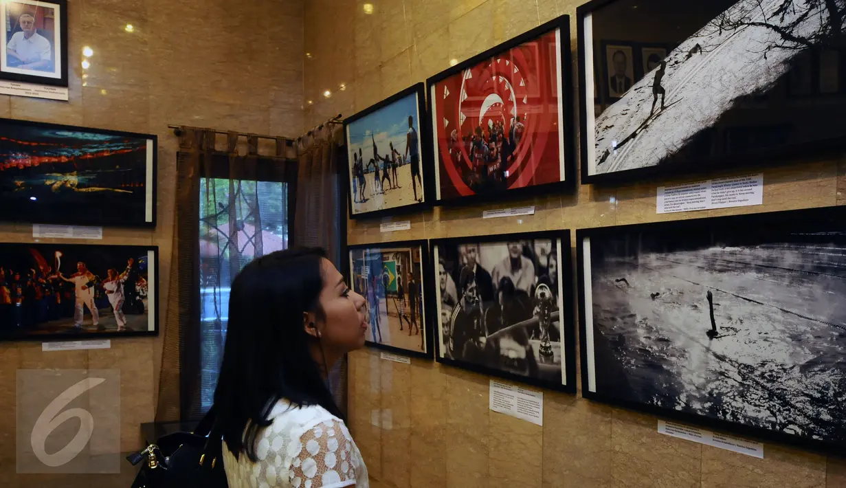 Pengunjung melihat-lihat hasil liputan pewarta foto Rusia, Andrey Stenin di Russian Center for Science and Culture, Jakarta, Selasa (22/12/2015). Andrey Stenin gugur di Timur Ukraina pada Agustus 2014 lalu. (Liputan6.com/Helmi Fithriansyah)