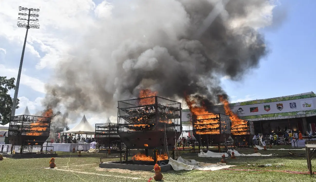 Cula badak sitaan dibakar pada tungku untuk menandai Hari Badak Sedunia dekat Taman Nasional Kaziranga, Bokakhat, India, 22 September 2021. Meski perburuan ilegal, cula badak terus dicari karena diangga sebagai obat dan sebagai simbol status di India. (Biju BORO/AFP)