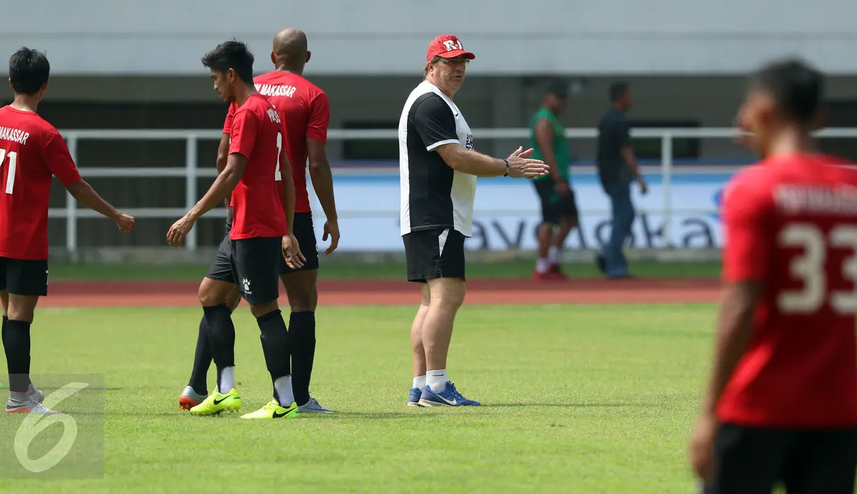 Pelatih PSM Makassar Robert Rene Alberts memberi arahan saat latihan jelang lanjutan Liga 1 Indonesia melawan PS TNI di Stadion Pakansari, Cibinong, Minggu (14/5). PSM Makassar akan melawan PS TNI, Senin (15/5). (Liputan6.com/Helmi Fithriansyah)