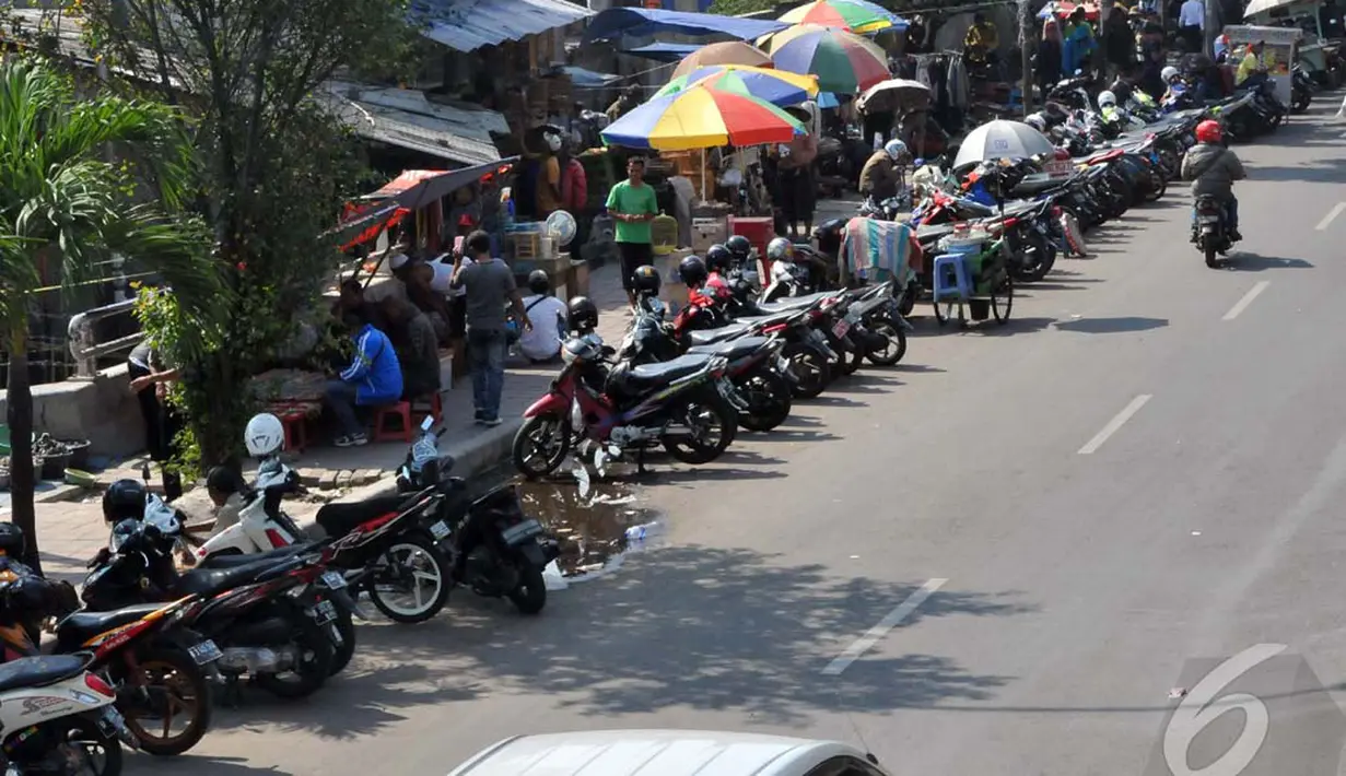  Puluhan kendaraan roda dua asyik berjejer di tepi jalan di kawasan Tanah Abang, Jakarta, Rabu (24/9/2014) (Liputan6.com/Johan Tallo)