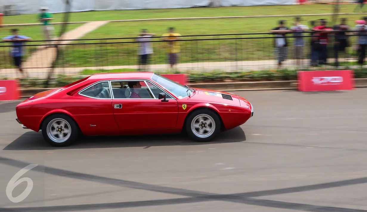 Mobil Ferrari klasik melaju kencang mengelilingi sirkuit sepanjang 3,2 kilometer dalam Ferrari Festival of Speed di BSD City, Tangerang Selatan, Minggu (23/04). Festival dalam rangka HUT Ferrari ke 70 ini diadakan di 60 negara. (Liputan6.com/Fery Pradolo)