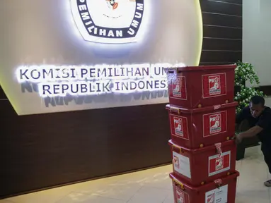 Petugas memindahkan berkas-berkas usai di verifikasi administrasi kelengkapan pendaftaran partai peserta pemilu di Gedung KPU, Jakarta, Kamis (16/11). KPU melakukan verifikasi administrasi parpol peserta Pemilu 2019. (Liputan6.com/Faizal Fanani)