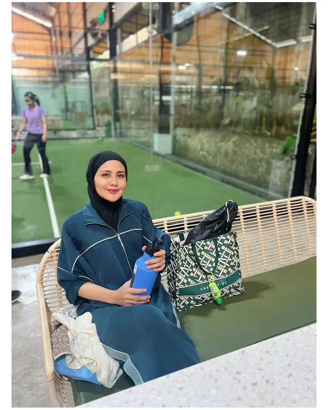 Memukau pakai hijab, begini 6 gaya cantik Juliana Moechtar istri TNI saat main padel