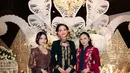 Rachel Vennya dan Fuji Utami nampak hadiri acara Tedak Sinten putra Erika Carlina. Keduanya terlihat kenakan kebaya dengan gaya yang berbeda [@rachelvennya]
