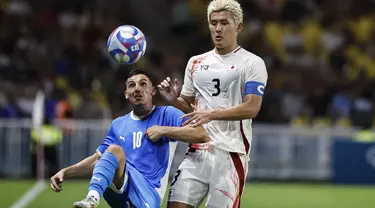 Gelandang Isrel Oscar Gloukh berebut bola dengan bek Jepang Ryuya Nishio pada matchday terakhir Grup D sepak bola Olimpiade Paris 2024 di stadion stade de la Beaujoire, Rabu (31/7/2024). (AP Photo/Jeremias Gonzalez)