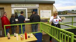 Suporter Forest Green Rovers membeli makanan organik saat laga Piala Liga melawan MK Dons di Stadion New Lawn, Nailsworth, Selasa (8/8/2017). FGB merupakan klub sepak bola yang mengedepankan hidup sehat dan ramah lingkungan. (AFP/Geoff Caddick)