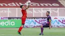 Pada menit ke-80, RANS Cilegon FC nyaris membuka keunggulan andai Hamka Hamzah yang tidak terkawal di kotak penalti mampu menyelesaikan umpan tendangan bebas Rendy Juliansyah. (Bola.com/M Iqbal Ichsan)