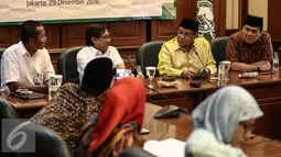 KH. Said Aqil berbincang dengan Direksi PLN Amir Rosidin jelang penandatangan MoU di Gedung PBNU, Jakarta, Kamis (29/12). Kerjasama dilakukan dalam bentuk pemberian Beasiswa Cahaya Pintar untuk 50 Mahasiswa Nahdhatul Ulama. (Liputan6.com/Faizal Fanani)