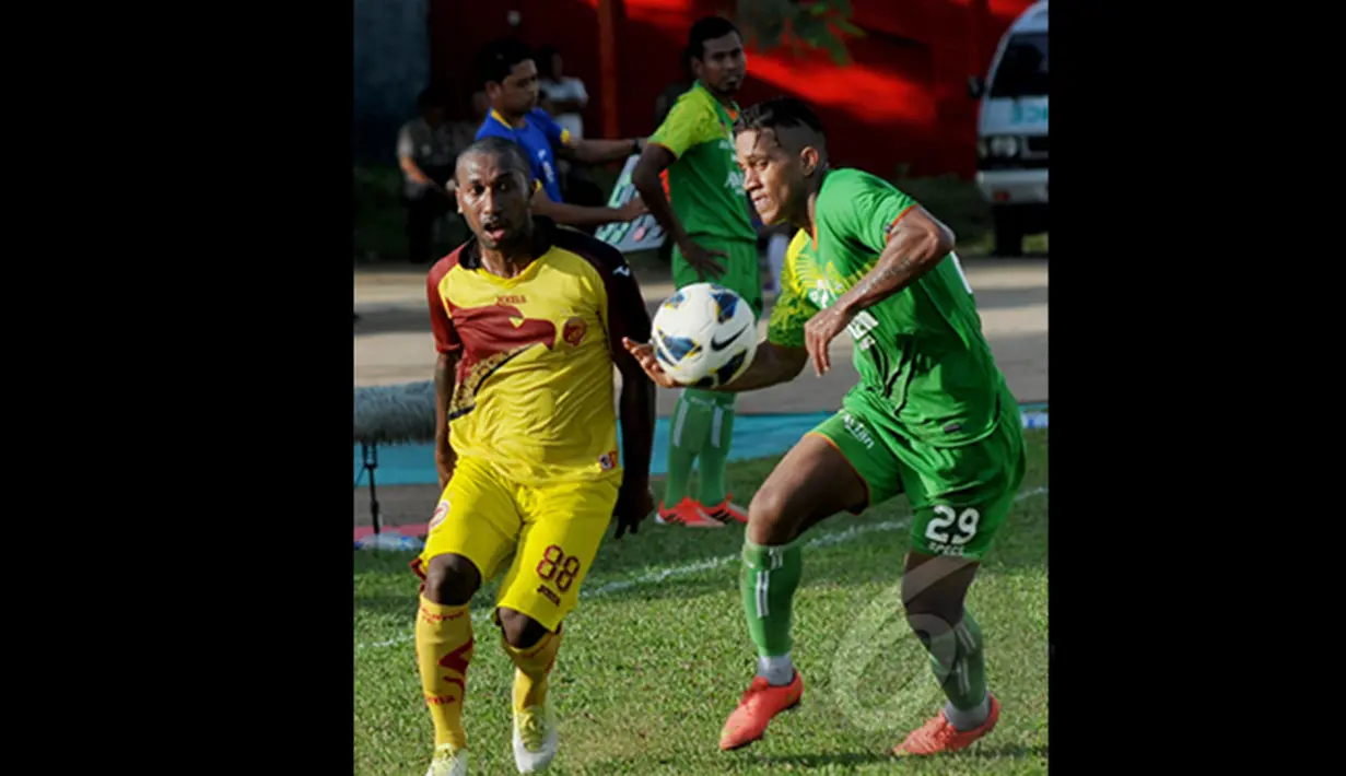 Penyerang Sriwijaya FC, Patrick Wanggai berebut bola dengan David Balla (Persebaya) saat laga SCM Cup 2015 di Stadion H Agus Salim, Padang, Rabu (21/1/2015). Sriwijaya FC bermain imbang dengan Persebaya (1-1). (Liputan6.com/Johan Tallo)