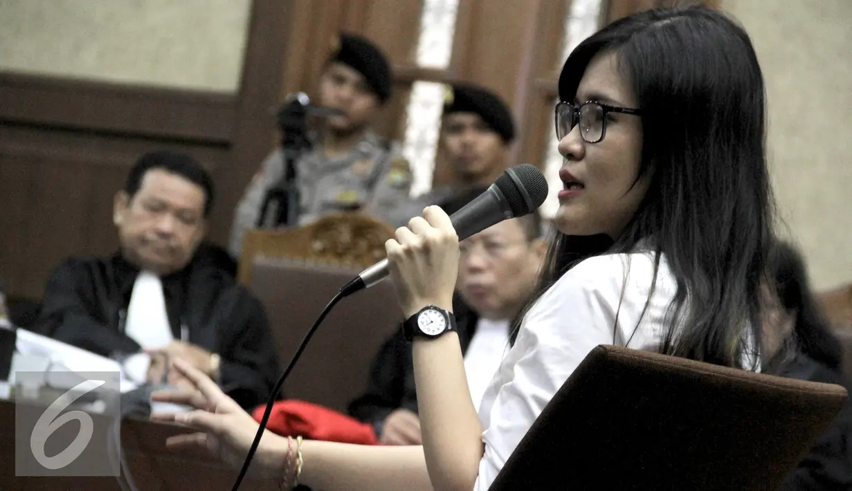 <p>Terdakwa Jessica Kumala Wongso memberi keterangan dalam sidang ke-26 kasus tewasnya Wayan Mirna Salihin dengan agenda pemeriksaan terdakwa di Pengadilan Tipikor, Jakarta, Rabu (28/9). (Liputan6.com/Helmi Afandi)</p>