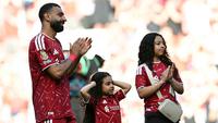 Dalam momen perpisahannya dengan Liverpool, Salah tak mampu membendung air matanya setelah perjalanannya bersama The Reds berakhir saat itu. (AFP/Paul Ellis)