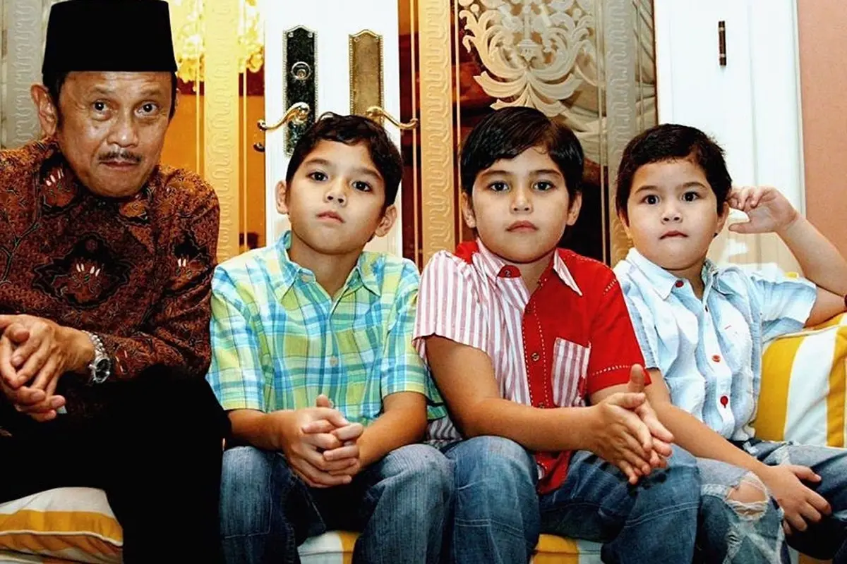 BJ Habibie bersama Al, El, dan Dul