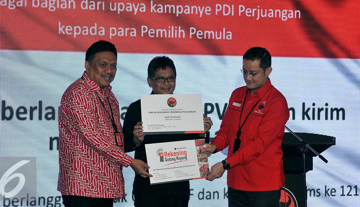 Hasto Kristanto memberikan sambutan saat pembukaan rekening gotong royong PDI Perjuangan di Jakarta, Selasa (20/10/2015). PDIP bekerja sama dengan BRI dan BCA membuka rekening guna membangun kemandirian dalam pendanaan partai. (Liputan6.com/Johan Tallo)