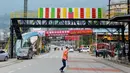 Suasana di sekitar toilet umum yang berada di jembatan pejalan kaki setinggi 6 meter (19,7 kaki) di Chongqing, Tiongkok (23/2). Toilet umum ini dibangun berjejer-jejer di atas jembatan penyeberangan orang. (AFP Photo/China Out)