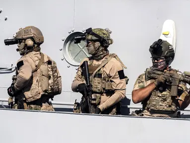 Pasukan khusus Angkatan Laut Siprus dan US Navy SEAL mengambil bagian dalam latihan penyelamatan bersama Amerika Serikat-Siprus di Pelabuhan Limassol, Siprus, Jumat (10/9/2021). (IAKOVOS HATZISTAVROU/AFP)