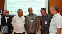 Menteri Pekerjaan Umum dan Perumahan Rakyat (PUPR) Basuki Hadimuljono saat menghadiri penandatangan kerjasama Tol Jakarta-Cikampek II (elevated) dan jalan Tol Krian-Legundi-Bunder-Manyar (KLBM) di Jakarta, Senin (5/12). (Liputan6.com/Angga Yuniar)