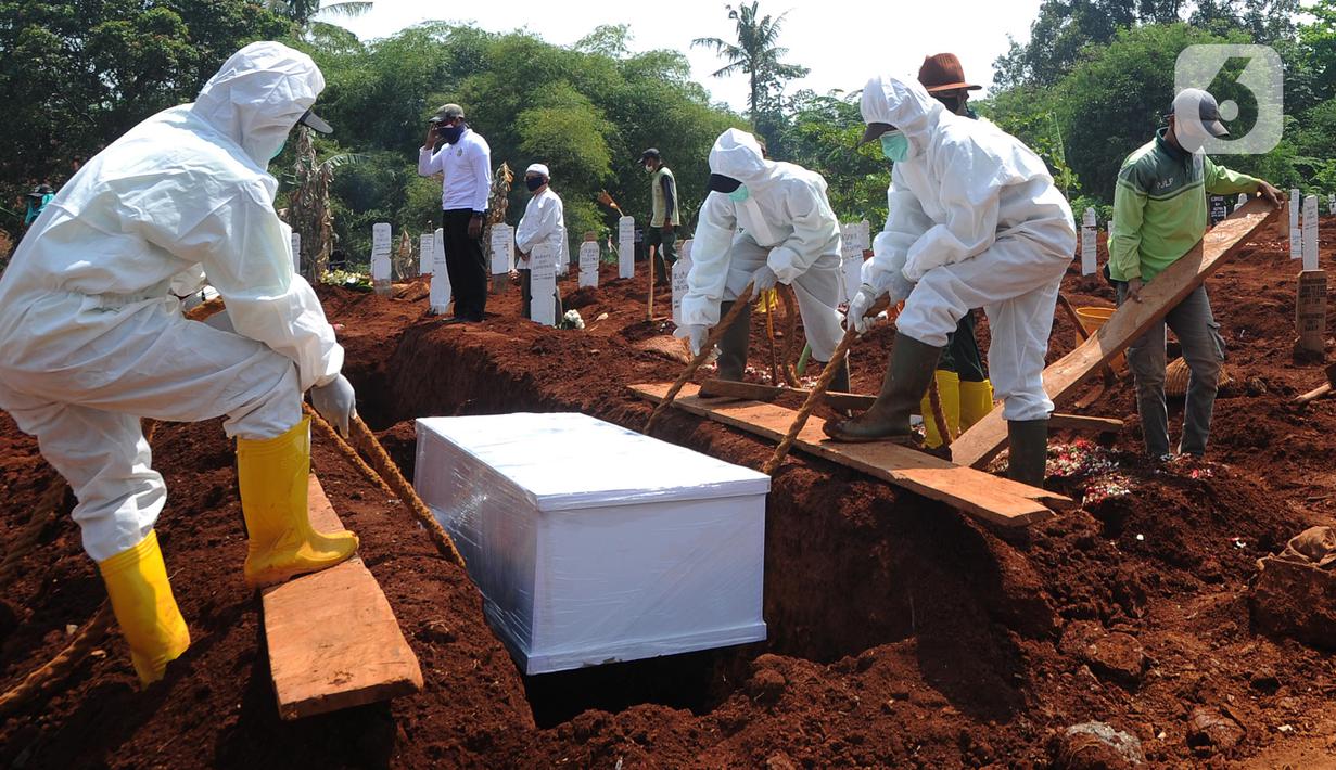 Petugas saat memakamkan pasien Covid-19 di TPU Pondok Ranggon, Jakarta Senin (7/9/2020). Petugas pemakaman mengatakan terjadi lonjakan jenazah yang terjadi dalam satu bulan lebih terakhir dengan  memakamkan lebih  30 jenazah dalam satu hari. (merdeka.com/Arie Basuki)