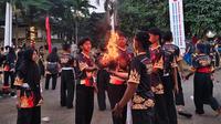 1.000 pesilat asal Sukabumi saat bermain bola leungeun seuneu (Boles) atau bola api pada festival rekor MURI di TMII. (Liputan6.com/Istimewa).