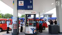 Angkutan umum antri melakukan pengisian BBM di SPBU Vivo (Liputan6.com/Helmi Fithriansyah)