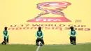 Sejumlah petugas membentangkan benedera di tengah lapangan sebelum laga Piala Dunia U-17 2023 antara Timnas Mali U-17 melawan Timnas Kanada U-17 di Stadion Gelora Bung Tomo (GBT), Surabaya, Kamis (16/11/2023). (Bola.com/Bagaskara Lazuardi)