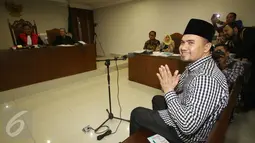 Senyum Saipul Jamil saat menjadi saksi sidang praperadilan kasus suap terdakwa Panitera Pengadilan Jakarta Utara, Rohadi, di PN Jakarta Pusat, Kamis (28/7). Rohadi diduga menerima suap untuk meringankan vonis terhadap Ipul (Liputan6.com/Immanuel Antonius)