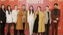 Saat didapuk menjadi ambassador Madrid, Nagita tampil dengan dress hitam dengan aksen bordiran keemasan sambil mengenakan cape kuning. Dipadukan kitten heels berstrap.[@raffinagita1717]