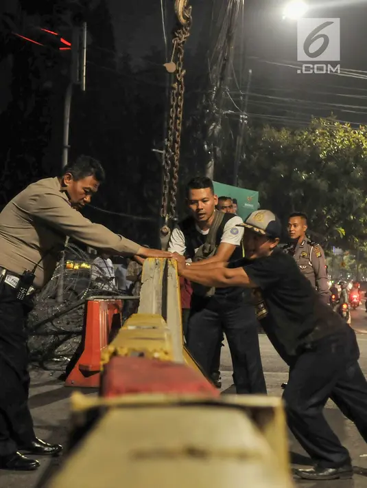 Petugas Dishub DKI dibantu polisi memasang pembatas beton di perempatan Jalan Imam Bonjol, Jakarta Pusat, Senin (20/5/2019). Menjelang pengumuman hasil Pemilu 2019 puluhan personel gabungan Polisi dan Brimob juga telah bersiaga di sekitar kantor KPU. (merdeka.com/Iqbal S Nugroho)