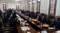Anggota DPRD Kota Malang membahas alat kelengkapan dewan usai pelantikan (Liputan6.com/Zainul Arifin)