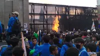 Massa gerbang Gerbang Utama DPR/MPR Jakarta. Polisi langsung memadamkan dengan menyemprotkan water cannon. (Liputan6.com/Ady Anugrahadi).