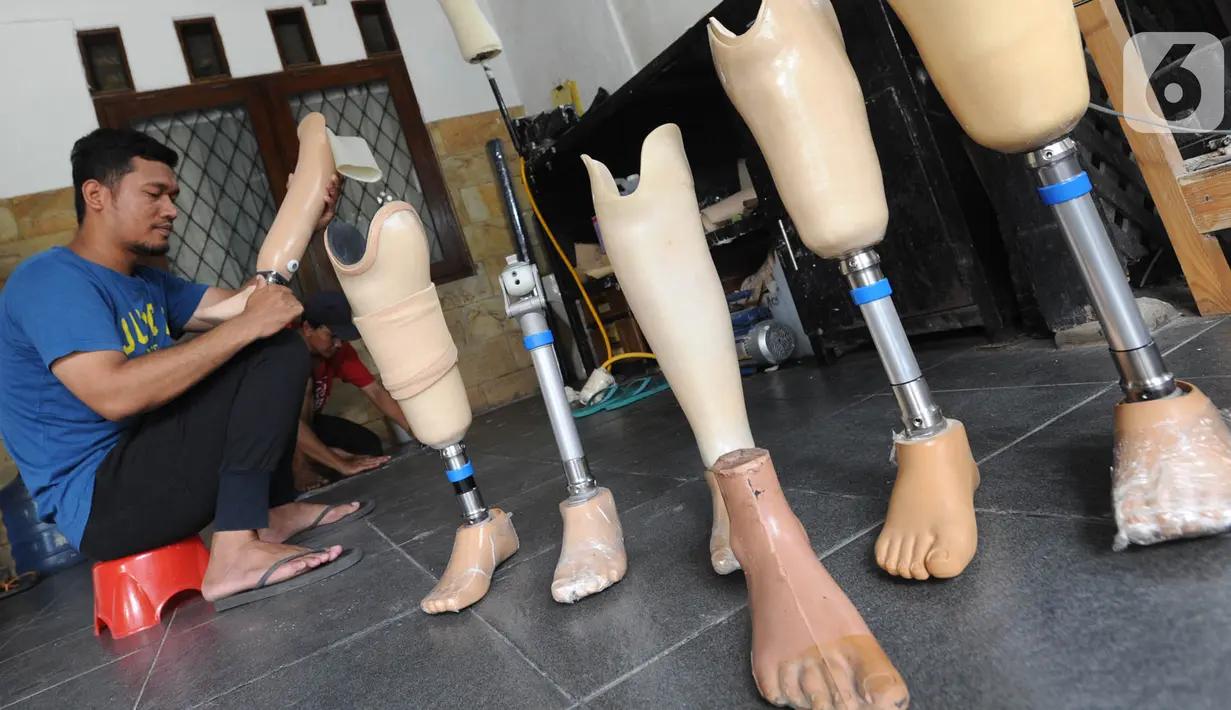 Ortotis prostetis atau pembuat kaki tangan palsu menyelesaikan pekerjaannya di sebuah bengkel kawasan Ciputat Baru, Tangerang Selatan, Banten, Senin (14/10/2019). Kaki dan tangan palsu tersebut terbuat dari bahan fiber dan karbon. (merdeka.com/Arie Basuki)