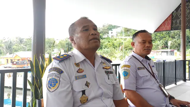 Kepala Kantor Kesyahbandaraan dan Otoritas Pelabuhan Penyeberangan (KSOPP) Danau Toba Rijaya Simarmata di Pelabuhan Ajibata, Kabupaten Simalungun, Sumatera Utara. (Maulandy/Liputan6.com)