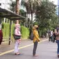 Sejumlah masyarakat melakukan jaga jarak aman di area publik di kawasan Thamrin, Jakarta, Rabu (18/3-2020). Jaga jarak atau prosedur social distancing measure harus diterapkan kepada masyarakat yang masih melakukan aktivitas di luar untuk memghindari penyebaran Covid-19. (Liputan6.com/Angga Yuniar)