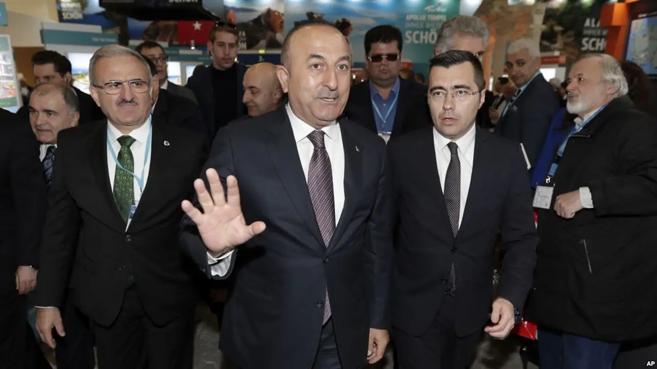 Menlu Turki Mevlut Cavusoglu (tengah). (AP)