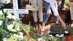 Musisi Jazz Ireng Maulana dimakamkan di sebelah kakaknya, Bouedwijn Maulana di TPU Kampung Kandang, Jakarta, Senin (7/3/2016). Ireng Maulana meninggal di RS Harapan Kita pada pukul 00.15 WIB, Minggu (5/3/2016). (Liputan6.com/Herman Zakharia)