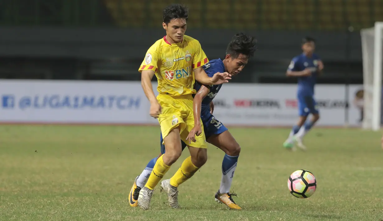 Pemain Persib Bandung U-19, Beckham (kanan ) berebut bola dengan pemain Bhayangkara FC U-19, Aria Bagaskara pada Liga 1 U-19 di Stadion Patriot, Bekasi, (21/7/2017). Persib U-19 bermain imbang 1-1. (Bola.com/Nicklas Hanoatubun)