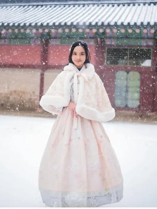 Begitupun dengan Lyodra Ginting, ia memilih mengenakan hanbok warna pastel. Dilengkapi cape sebagai outer. [@lyodraofficial]