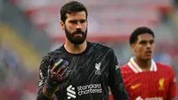 Kiper Brasil yang kini berusia 31 tahun, Alisson Becker didatangkan Liverpool pada awal musim 2018/2019 dari klub Serie A, AS Roma dengan nilai transfer 62,5 juta euro. Tengah menjalani musim ke-7 hingga kini, ia telah tampil dalam 265 laga bareng The Reds di semua kompetisi dengan torehan 116 kali nir-bobol dan kemasukan 236 gol. (AFP/Paul Ellis)