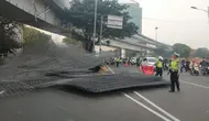 Truk Terguling di Tomang, Besi 30 Ton Berserakan Tutup Akses Tol Kebon Jeruk
