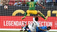 Abel Hernandez mencetak gol untuk Uruguay ke gawang Jamaika pada laga lanjutan Copa America 2016, Selasa (14/6/2016). (AFP)