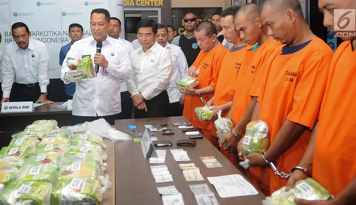 Kepala BNN Komjen Budi Waseso mengungkap jaringan narkotika internasional dengan barang bukti 25 kg sabu di Kantor BNN, Jakarta, Senin (22/5). Barang haram itu dikendalikan terpidana mati dari Lapas Tanjung Gusta, Medan. (Liputan6.com/Yoppy Renato)