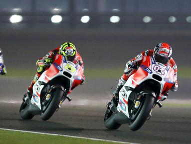 Valentino Rossi berduel dengan dua pebalap Ducati di Sirkuit Losail, Qatar ,(REUTERS/Fadi Al-Assaad)