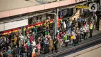Penumpang menunggu KRL di Stasiun Tanah Abang, Jakarta Pusat, Kamis (4/2/2021) sore. Menurut keterangan petugas, antrean panjang tersebut hampir terjadi setiap harinya saat bulan Ramadhan. (Liputan6.com/Faizal Fanani)