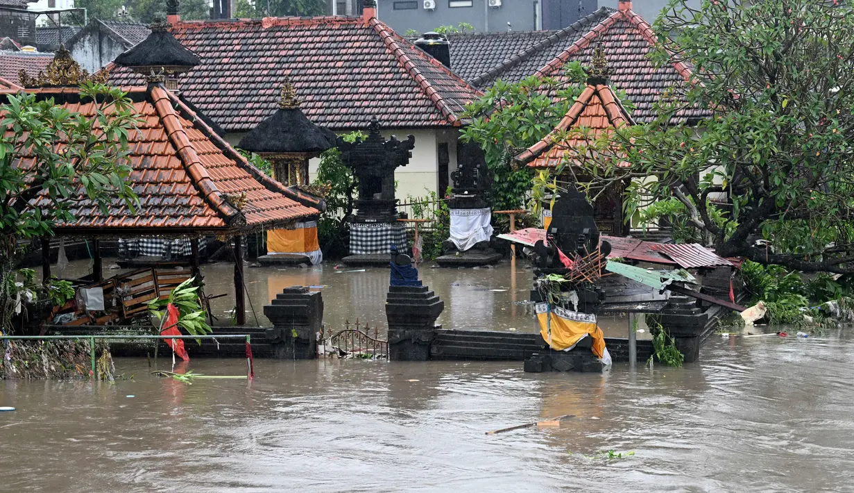 Sebuah kuil Hindu terendam banjir akibat hujan deras di Denpasar, Bali, pada Rabu 10 September 2025. (SONNY TUMBELAKA/AFP)
