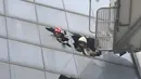 Petugas pemadam kebakaran bekerja di gedung perkantoran yang terbakar di Jakarta, Selasa 9 Desember 2025. Sebanyak 20 kantong jenazah korban kebakaran Gedung Terra Drone di Kemayoran, Jakarta Pusat, telah dibawa dan tiba di Rumah Sakit (RS) Polri Kramat Jati, Jakarta Timur, pada Selasa (9/12/2025) sore. (AP Photo/Dita Alangkara)